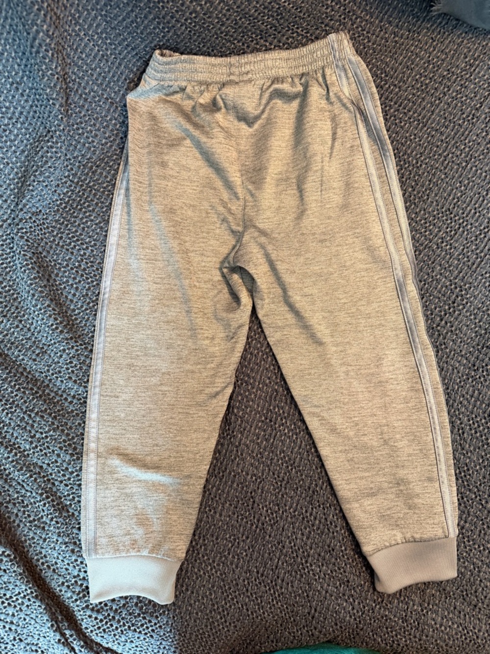 B2G1 🆓 adidas Kids Size 5 Gray 3 Stripe Jogger Sweatpants Athletic Pants - Picture 4 of 4